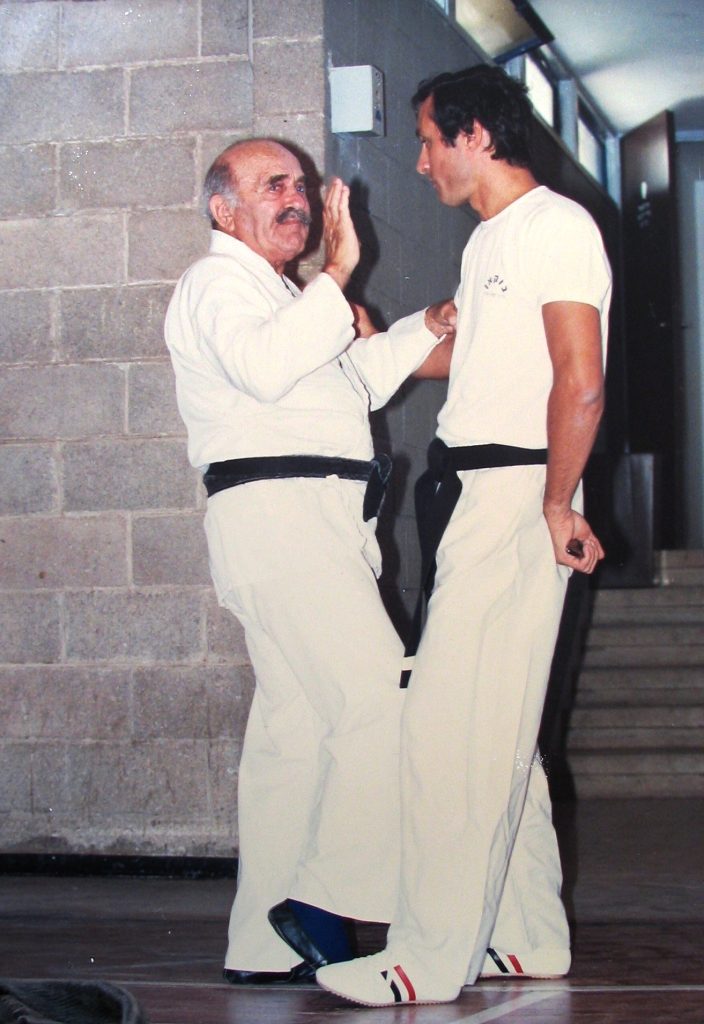 Imi Lichtenfeld, fondateur du Krav Maga, exécutant une technique de self-défense face à un pratiquant